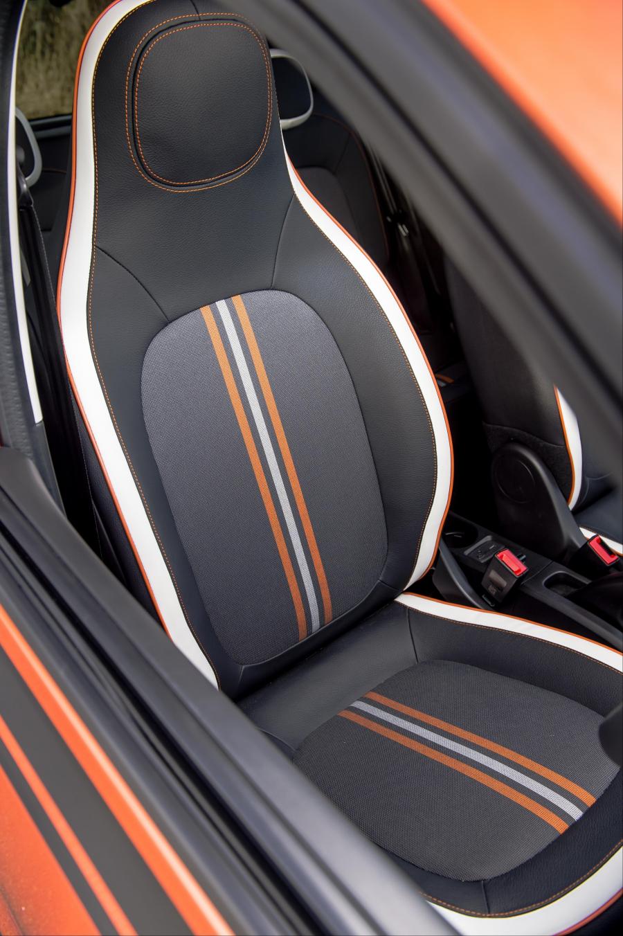 Интерьер Renault Twingo GT 2016 года  (UK) (фото 24 из 25)